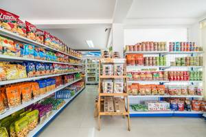 Ein Supermarkt mit vollen Regalen voller Lebensmittel und Getränken.