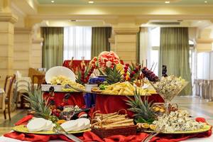 Buffet im Lindos Princess Beach Hotel mit verschiedenen Früchten, Käseplatten und Desserts.