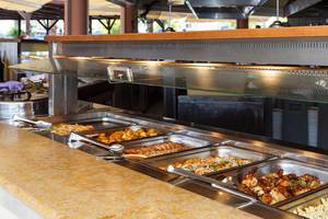 Buffet im Lindos Princess Beach Hotel mit verschiedenen Gerichten und Speisen.