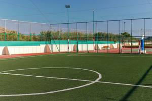 Sportplatz des Lindos Princess Beach Hotels mit einem Fußballfeld, einem Basketballfeld und einem Volleyballfeld.