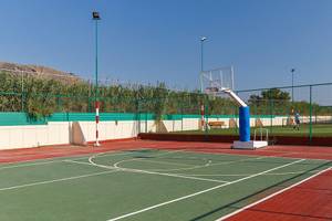 Basketballplatz am Lindos Princess Beach Hotel mit grünem Boden und roten Seitenstreifen.