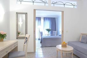 Ein elegantes Hotelzimmer mit einem Bett, einem Tisch und einem Stuhl.