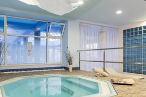 Innenpool im Lindos Princess Beach Hotel mit Fenstern und Loungebereich