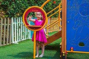Kleines Madchen spielt auf dem Spielplatz des Lordos Beach Hotel