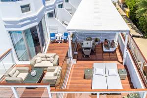 Aussenbereich der Dachterrasse im Lordos Beach Hotel mit Loungebereich und Sonnenliegen.