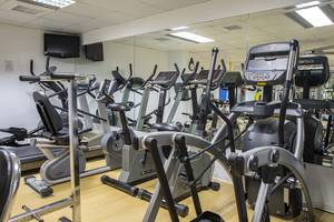 Fitnessgeräte im Fitnesscenter des Lordos Beach Hotels