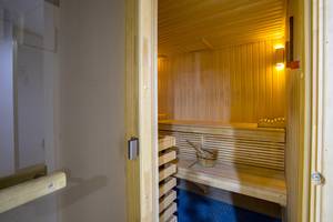 Innenansicht der Sauna im Lordos Beach Hotel mit Holzwänden und Bänken.