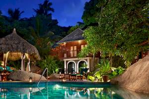 Coco de Mer & The Black Parrot Suites Pool bei Nacht mit Pavillon und Loungemöbeln