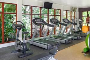 Fitnessstudio im Coco de Mer Hotel mit mehreren Laufbändern und diversen Trainingsgeräten.