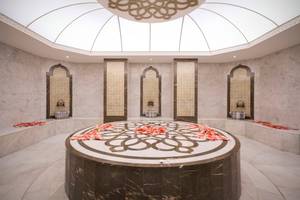 Innenansicht des Hammams im Side Orange Palace Hotel mit Marmorwänden und zentralem Tisch