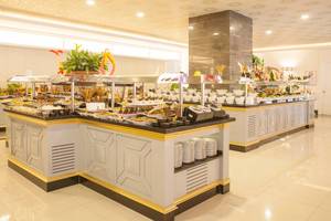 Buffet im Side Orange Palace Hotel mit verschiedenen Speisen und Gerichten.