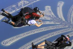 Skydiving-Abenteuer ueber Sofitel Dubai The Palm mit Blick auf Palm Jumeirah