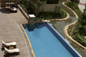 Luftbild des Swimmingpools und der Liegen des Sofitel Dubai The Palm.