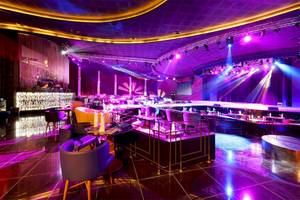 Die Bar im Grand Palladium White Sand Resort & Spa mit lila Beleuchtung und modernem Design.