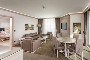 Hotelsuite mit Sitzecke und Balkon im Miracle Resort.