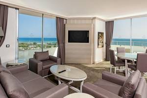 Luxuriöses Balkon-Zimmer im Miracle Resort mit Meerblick und moderner Einrichtung.