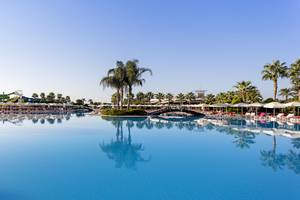 Großer Pool im Miracle Resort mit vielen Liegestühlen und Schirmen