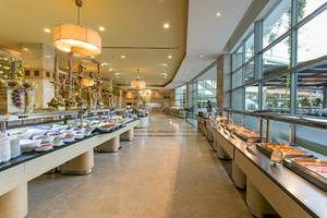 Buffet-Halle im Miracle Resort mit verschiedenen Speisen und Dekoration.