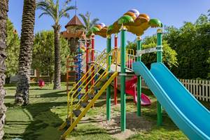 Kinderspielplatz mit Rutsche und Turm im Miracle Resort