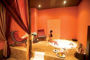 Wunderschöner Wellnessbereich im Miracle Resort mit einer Frau im Whirlpool.