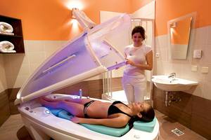 Frau im Miracle Resort geniesst eine Liege im Spa-Bereich.