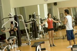 Fitnesstraining im Miracle Resort Hotel mit drei Personen in einem Fitnessstudio