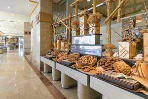 Buffet-Tisch im Miracle Resort Hotel mit verschiedenen Brotsorten und Dekoration.