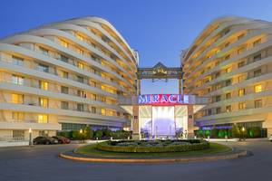 Haupteingang des Miracle Resorts mit rotem Neonschild