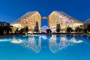 Miracle Resort im Abendlicht mit Swimmingpool und Hotelreflektion
