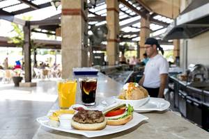 Buffet-Tisch im Miracle Resort mit verschiedenen Speisen und Getränken.