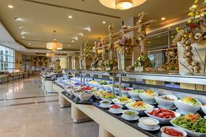 Buffet-Tisch im Miracle Resort mit verschiedenen Salaten und Gemüsen.