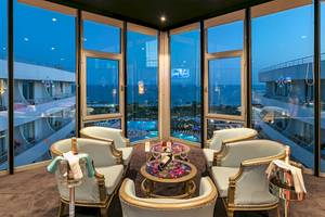 Wunderschönes Zimmer im Miracle Resort mit Blick auf das Meer und einen Swimmingpool.