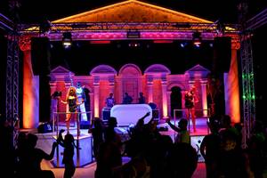 Ein Abendshow am Miracle Resort mit einer Bühne, Beleuchtung und einer tanzenden Menge.