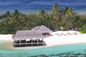 Luftaufnahme des OBLU NATURE Helengeli Resorts, zwei Hütten am Strand mit Tischen und Stühlen.