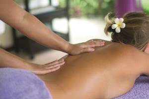 Eine Frau bekommt eine Rückenmassage im OBLU NATURE Helengeli Hotel.