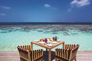 Meerblick-Tisch auf der Terrasse des OBLU NATURE Helengeli Hotels mit Frühstücksplatten und Getränken.