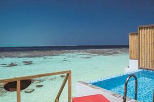 Pool im OBLU NATURE Helengeli Hotel mit Blick auf das Meer und einen blauen Himmel