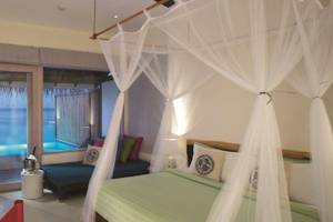 Schlafzimmer mit Meerblick im OBLU NATURE Helengeli, inklusive Bett, Pool und Terrasse.