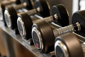 Reihe von schwarzen und silbernen Hanteln im Fitnessstudio des Casa Mare Resorts