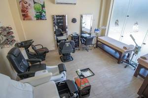 Friseursalon im Casa Mare Resort mit Spiegeln, Stühlen und Pflegegeräten.