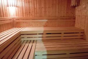 Innenbereich der Sauna im Casa Mare Resort mit Holzbänken und Beleuchtung