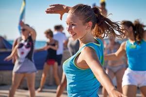 Gruppe junger Leute tanzt am Strand im Club Dubrovnik Sunny Hotel by Valamar