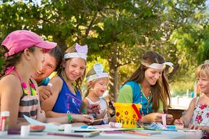 Gruppe von Kindern, die im Freien basteln, im Club Dubrovnik Sunny Hotel by Valamar