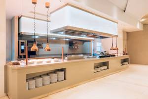Restaurantbereich im Coral Level at Iberostar Selection Cancun mit Küchengeräten und Speisen