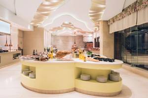 Buffetbereich im Coral Level at Iberostar Selection Cancun mit verschiedenen Speisen und Gerichten.