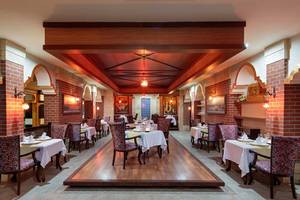 Innenbereich des Restaurants im Crystal Family Resort & Spa mit eingerichteten Tischen und Stühlen.