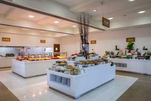 Buffetbereich im Louis Althea Beach Hotel mit verschiedenen Speisen.