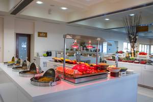 Buffetbereich im Louis Althea Beach Hotel mit verschiedenen Speisen und Gerichten.