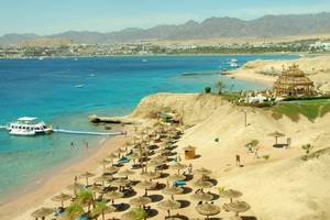 Luftaufnahme des Mövenpick Resorts in Sharm el Sheikh mit Strand, Meer und Bergen