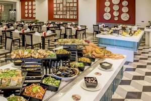 Buffet im AX The Palace Hotel mit verschiedenen Speisen auf einer langen Theke.
